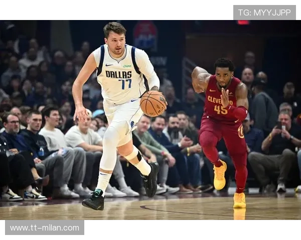 东契奇突破后抛投再度得手，独行侠继续巩固领先