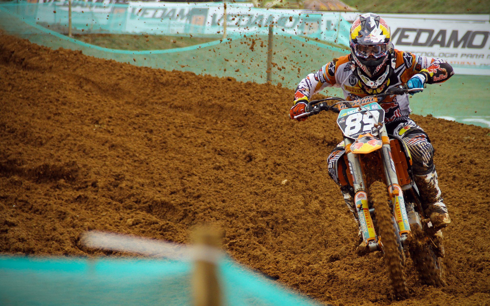 “高温预警期室内马拉松刷圈赛” 跑者在空调下完成全程